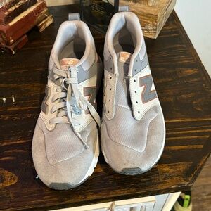 New Balance tennis shoes Great Condition. Gray and pink!